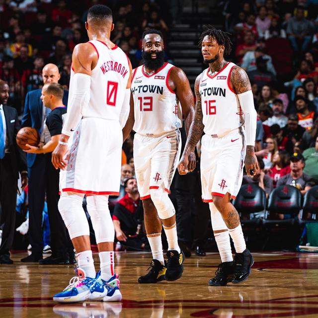 纽约大都会在 2024 年季前发布了全新的带有科技感的复古球衣款式